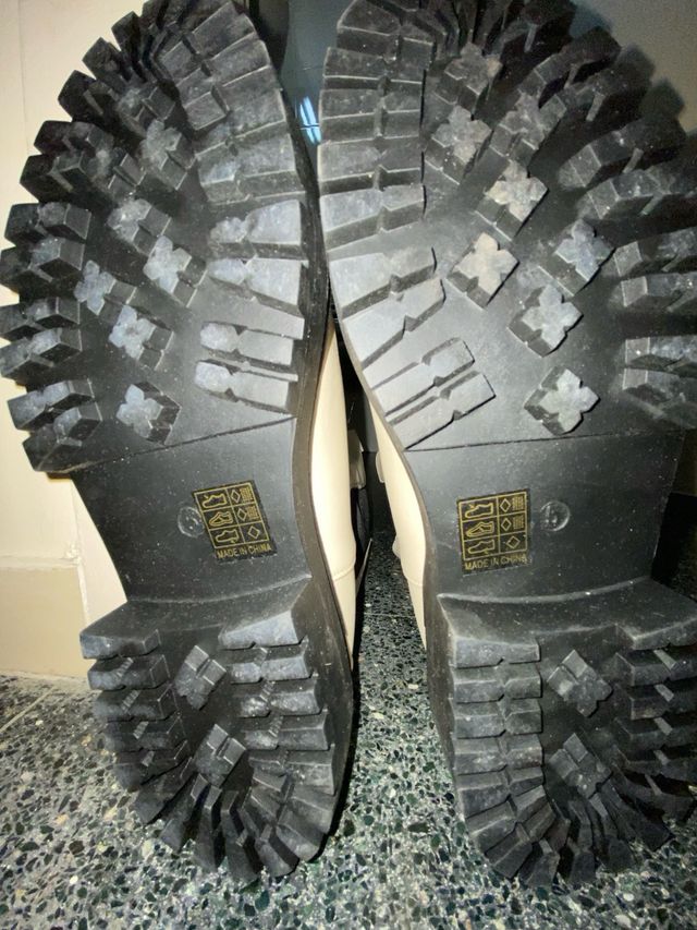 Botas blancas y negras