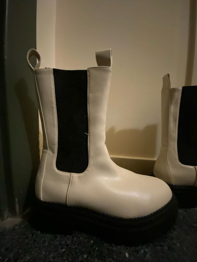 Botas blancas y negras