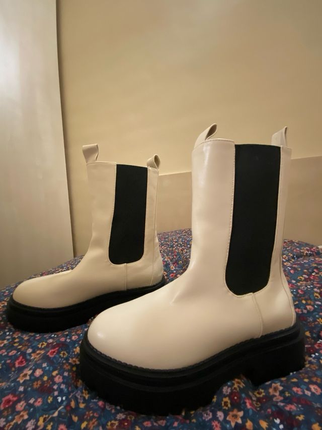 Botas blancas y negras