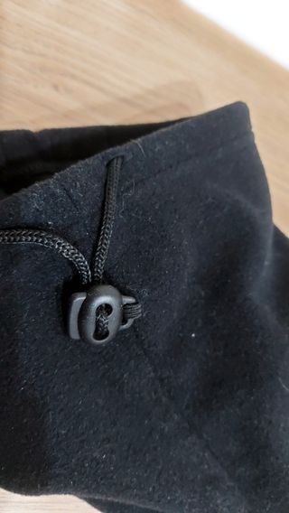 Scaldacollo nero trasformabile in cappel