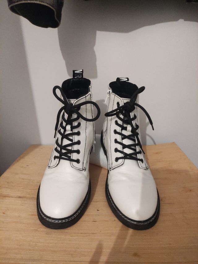 Botas blancas y negras