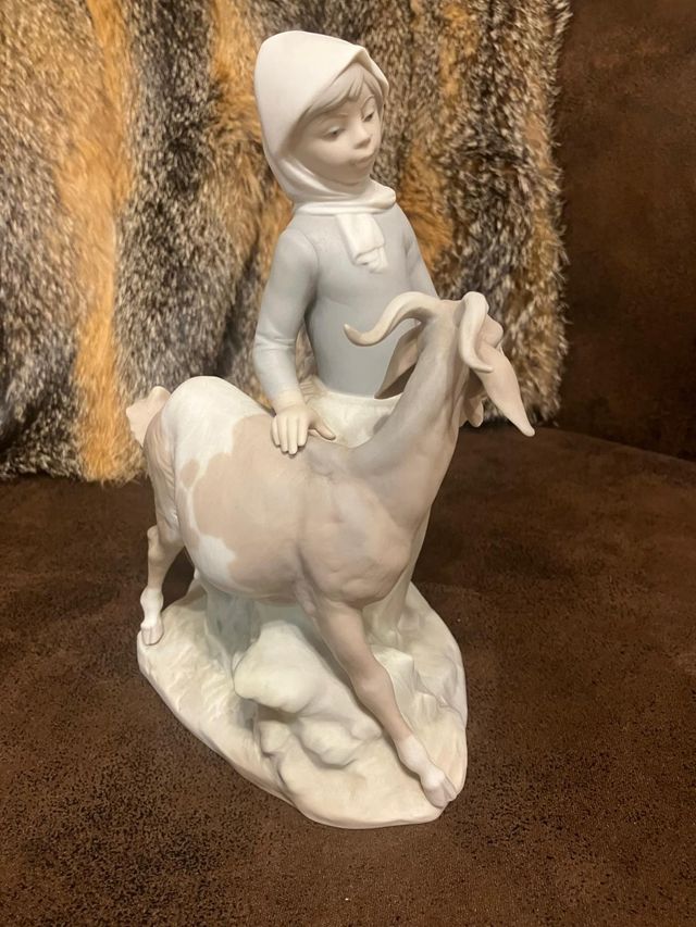 Figura de porcelana lladró pastora con cabra