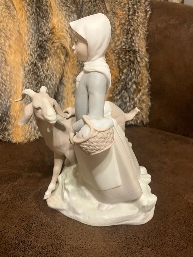 Figura de porcelana lladró pastora con cabra