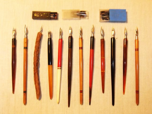 LOTE DE 12 ANTIGUOS PALILLOS, PLUMINES Y PLUMILLAS