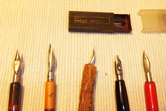 LOTE DE 12 ANTIGUOS PALILLOS, PLUMINES Y PLUMILLAS