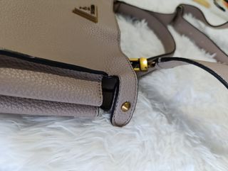 Bolso Guess con bandolera para cruzar al hombro 