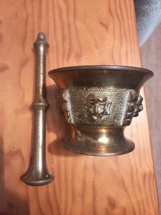 Antiguo mortero o almirez de bronce 