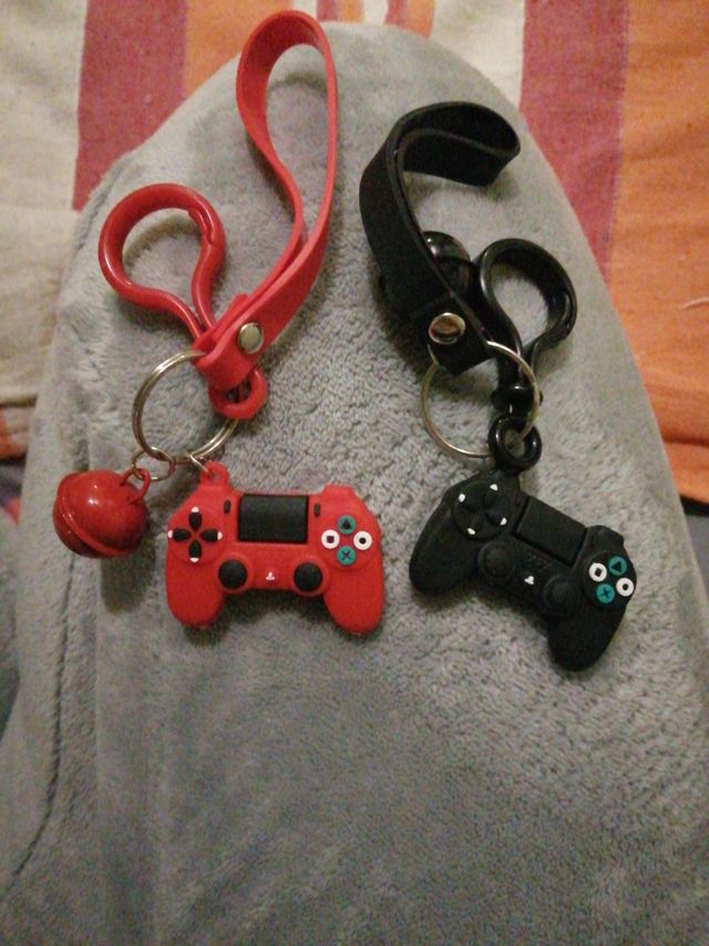 Llaveros imitando mando playstation rojo y negro