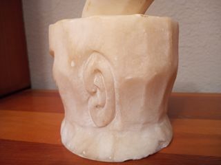 Antiguo mortero de mármol o abalastro 