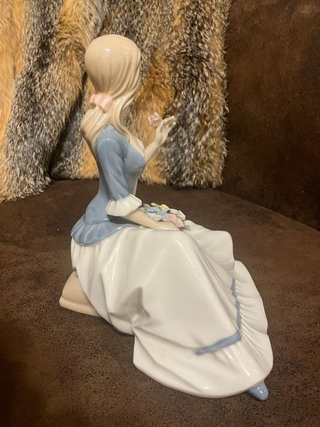 Porcelana Mediflor dama con flores