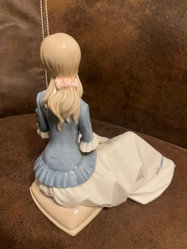 Porcelana Mediflor dama con flores