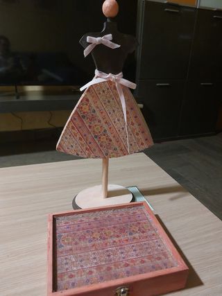 Joyero y portacollares