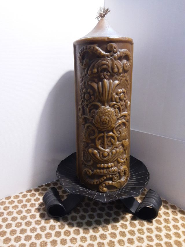 Velón de cera tallado