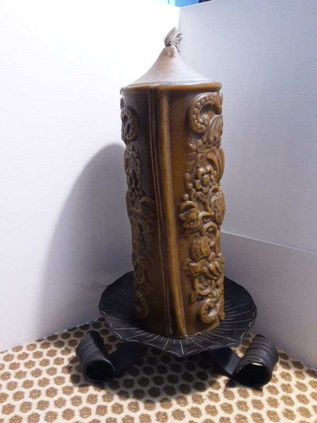 Velón de cera tallado
