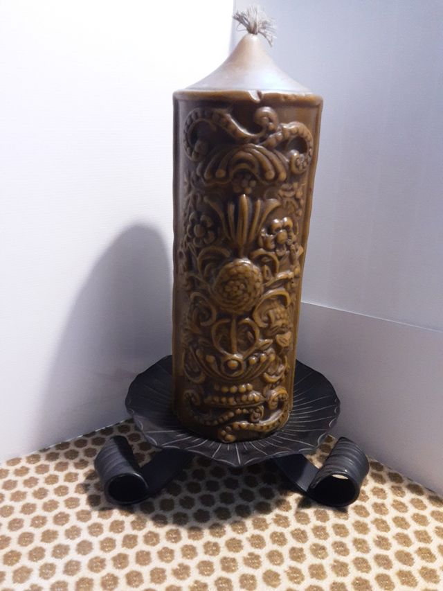 Velón de cera tallado