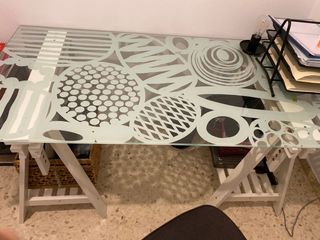 Mesa de cristal con caballetes 