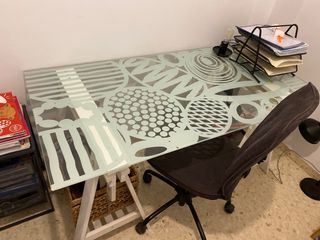 Mesa de cristal con caballetes 