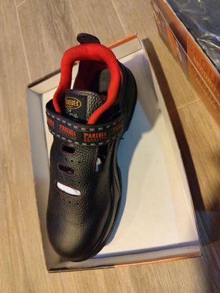 Sandalias de seguridad nuevas