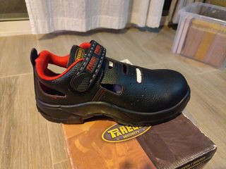 Sandalias de seguridad nuevas