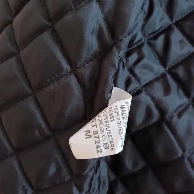 Pelliccia nera con cappuccio