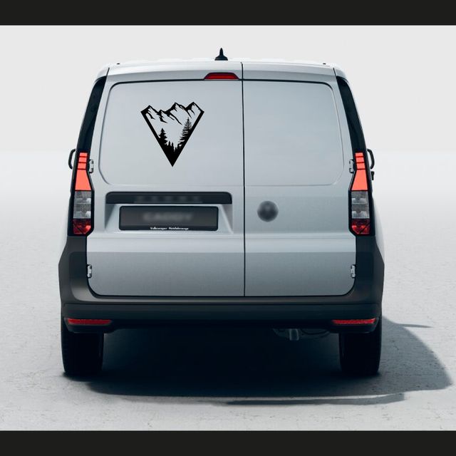 Pegatina camper triangulo con montañas y pinos