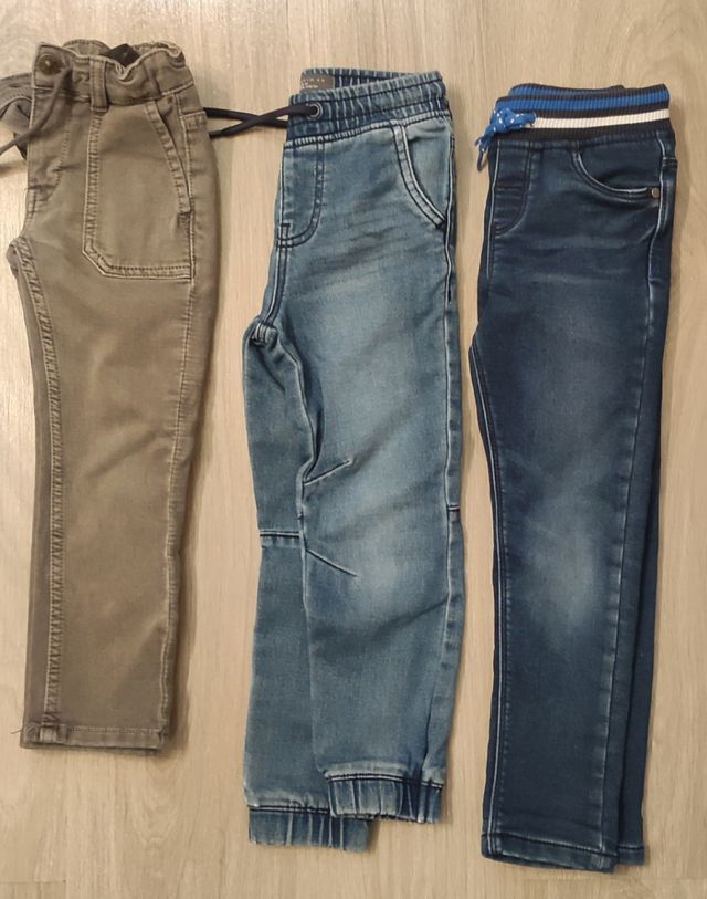Lote de 3 pantalones tejanos para niño.