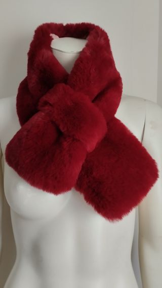 Cuello sintético rojo muy oscuro 