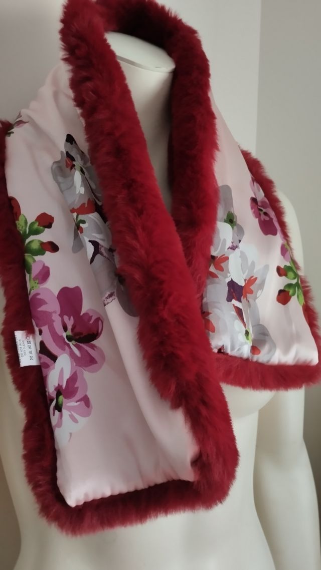 Cuello sintético rojo muy oscuro