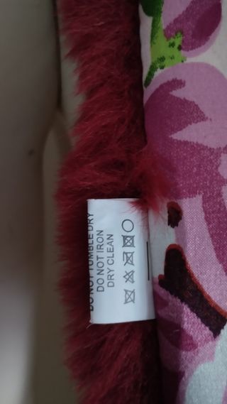 Cuello sintético rojo muy oscuro 