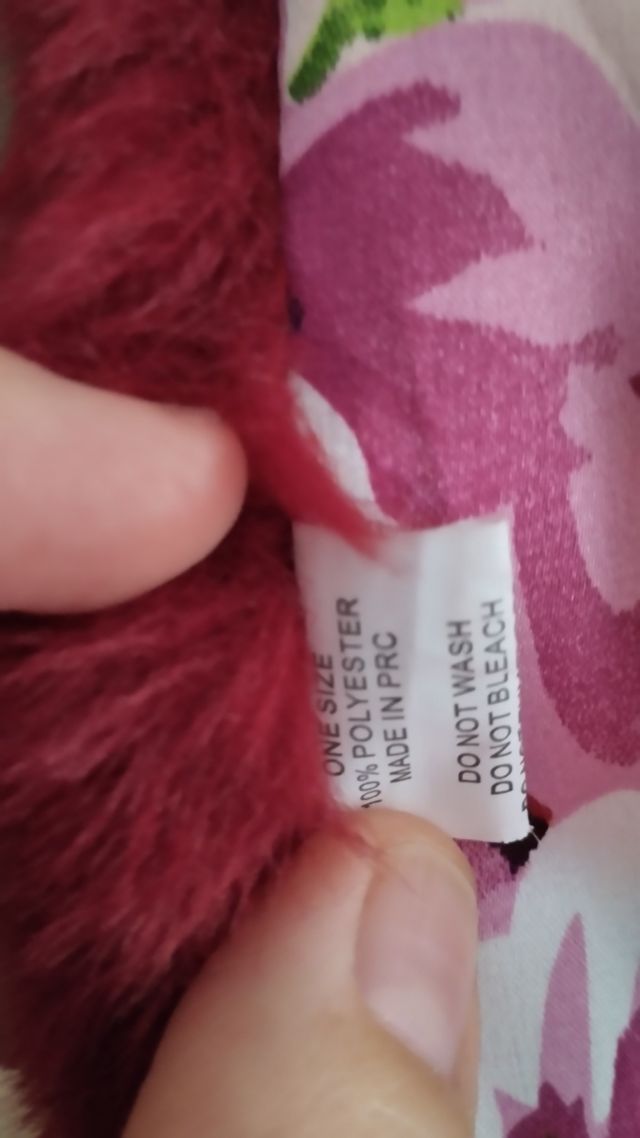 Cuello sintético rojo muy oscuro