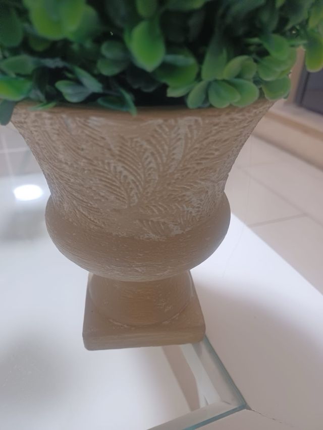 2 maceteros
6 euros cada macetero