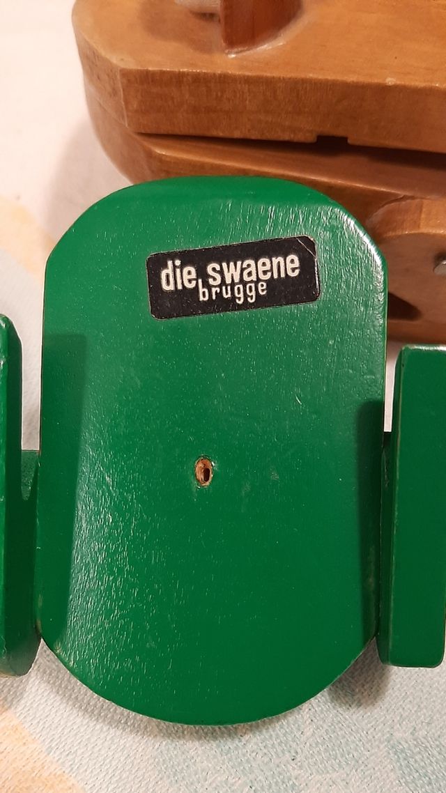 Tres ranas antiguas de madera