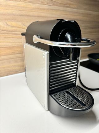 Cafetera Nespresso Delonghi plateada