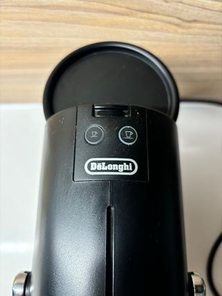 Cafetera Nespresso Delonghi plateada