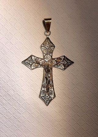 Colgante vintage de crucifijo en filigrana