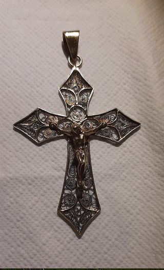 Colgante vintage de crucifijo en filigrana