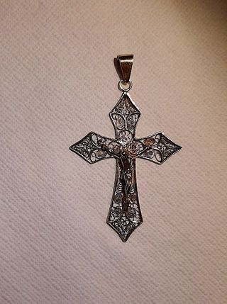 Colgante vintage de crucifijo en filigrana