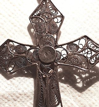 Colgante vintage de crucifijo en filigrana