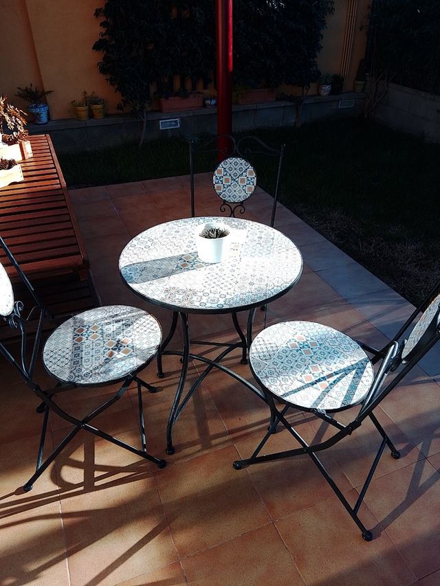 Conjunto mesa y tres sillas mosaico y forja negra
