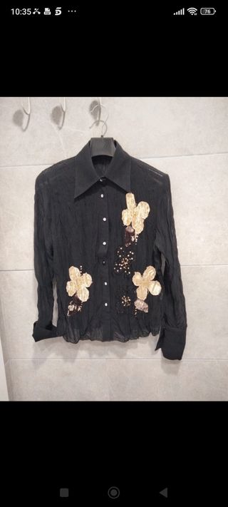 Blusa con detalles dorados