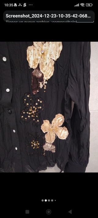 Blusa con detalles dorados