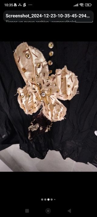 Blusa con detalles dorados