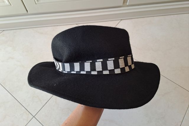 Carpisa black basic lambswool hat