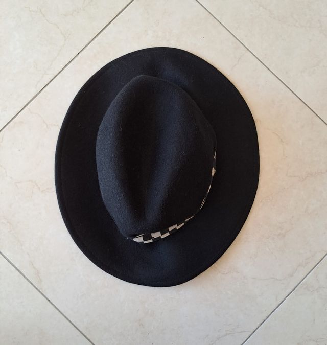 Carpisa black basic lambswool hat