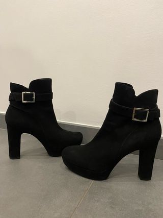 Botines de piel ante Unisa