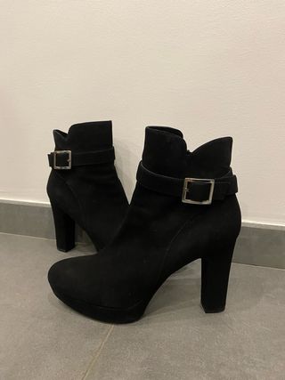 Botines de piel ante Unisa