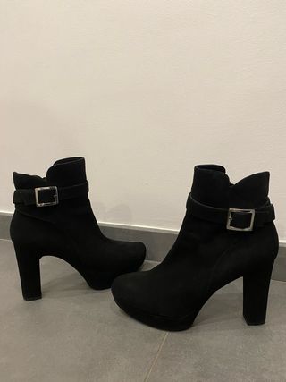 Botines de piel ante Unisa
