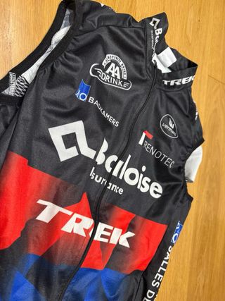 TALLA S. CHALECO CORTAVIENTOS TREK BALOISE LIONS