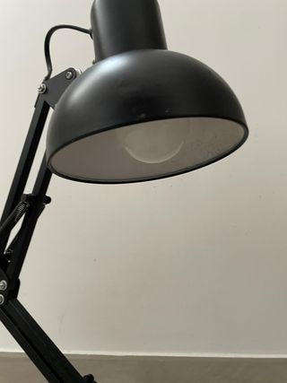 Lampada da scrivania con braccio regolabile