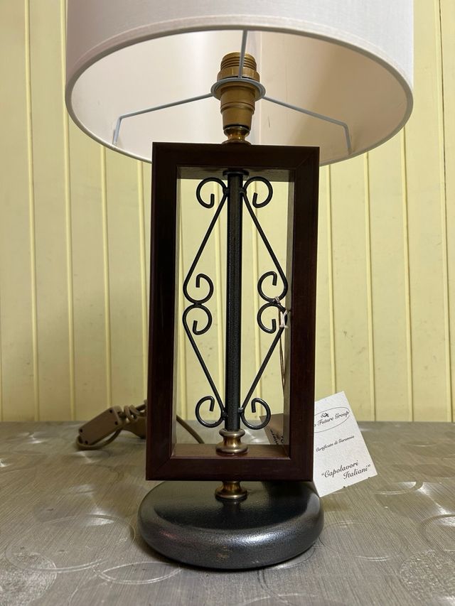 Lampada in legno e ferro battuto